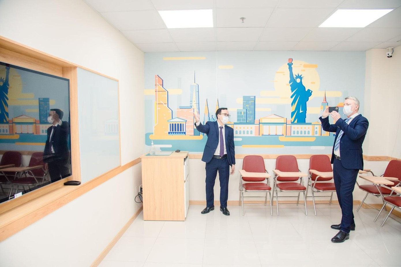 Ông Patrick Pheasant rất ấn tượng với cơ sở vật chất và cách vận hành tại các cơ sở của VUS