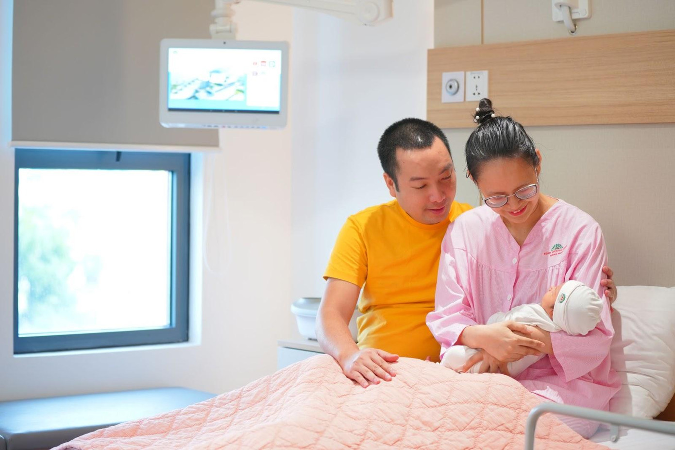 Sữa mẹ là nguồn dinh dưỡng hoàn hảo và giàu kháng thể nhất cho bé. Sữa mẹ là nguồn dinh dưỡng hoàn hảo và giàu kháng thể nhất cho bé.