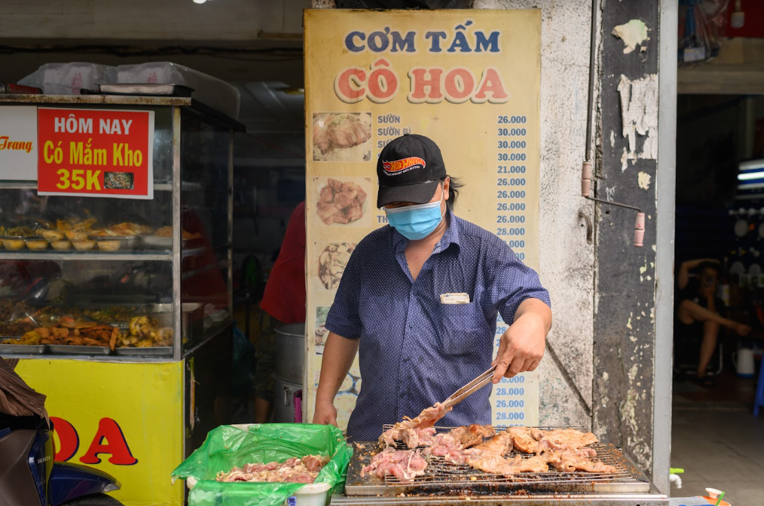 Anh Hoan cùng gia đình phải liên tục nướng thịt để phục vụ kịp cho hàng trăm hộp cơm mỗi ngày.