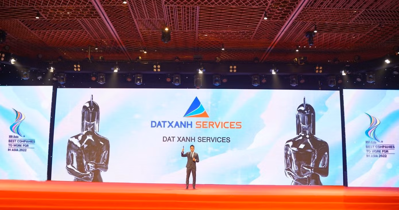 Đại diện Dat Xanh Services nhận giải thưởng HR Asia Awards “Nơi làm việc tốt nhất châu Á năm 2022”.