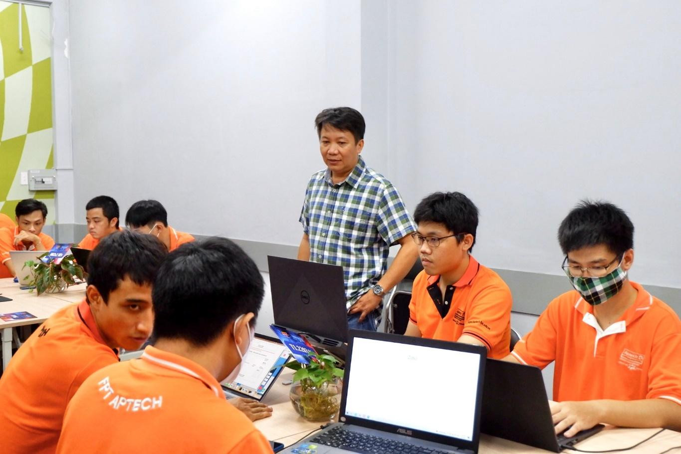 Hình ảnh sinh viên FPT Aptech HCM ở lại trường tham gia cuộc thi Techwiz