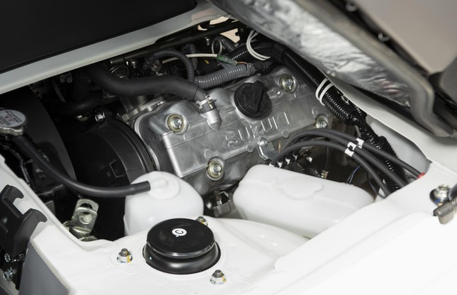 Động cơ F10A chính hãng chỉ có trên xe tải do Suzuki phân phối với dấu hiệu nhận diện là dòng chữ “Suzuki”được đúc nổi trên động cơ