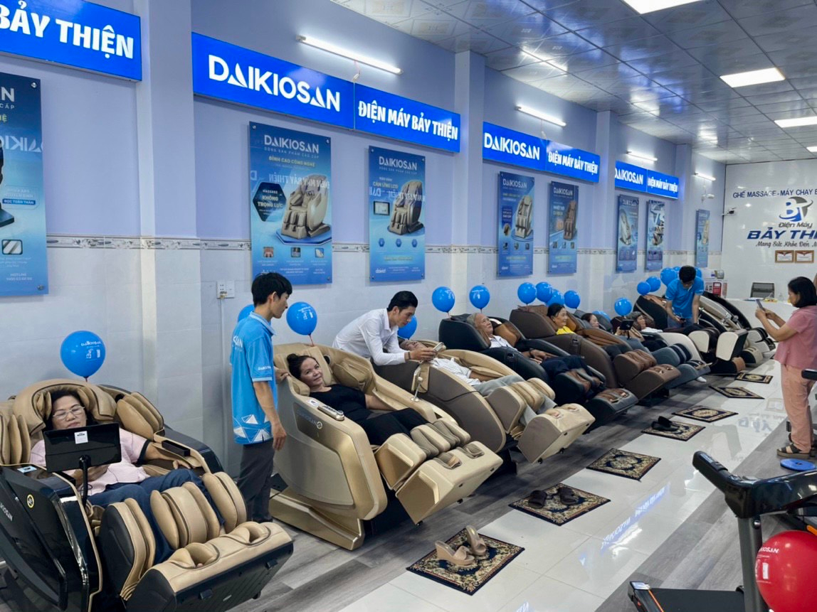 Showroom của Điện máy Bảy Thiện thu hút đông đảo người dân đến trải nghiệm sản phẩm