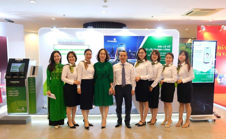 Đại diện BLĐ Vietcombank chụp lưu niệm cùng các CBNV tại gian hàng trưng bày tại Hội nghị