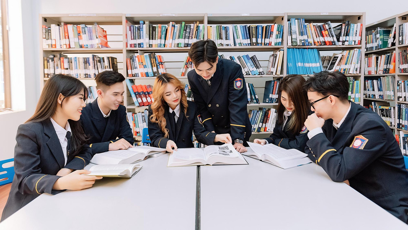 Sinh viên trên thư viện Trường Đại học Hàng hải Việt Nam