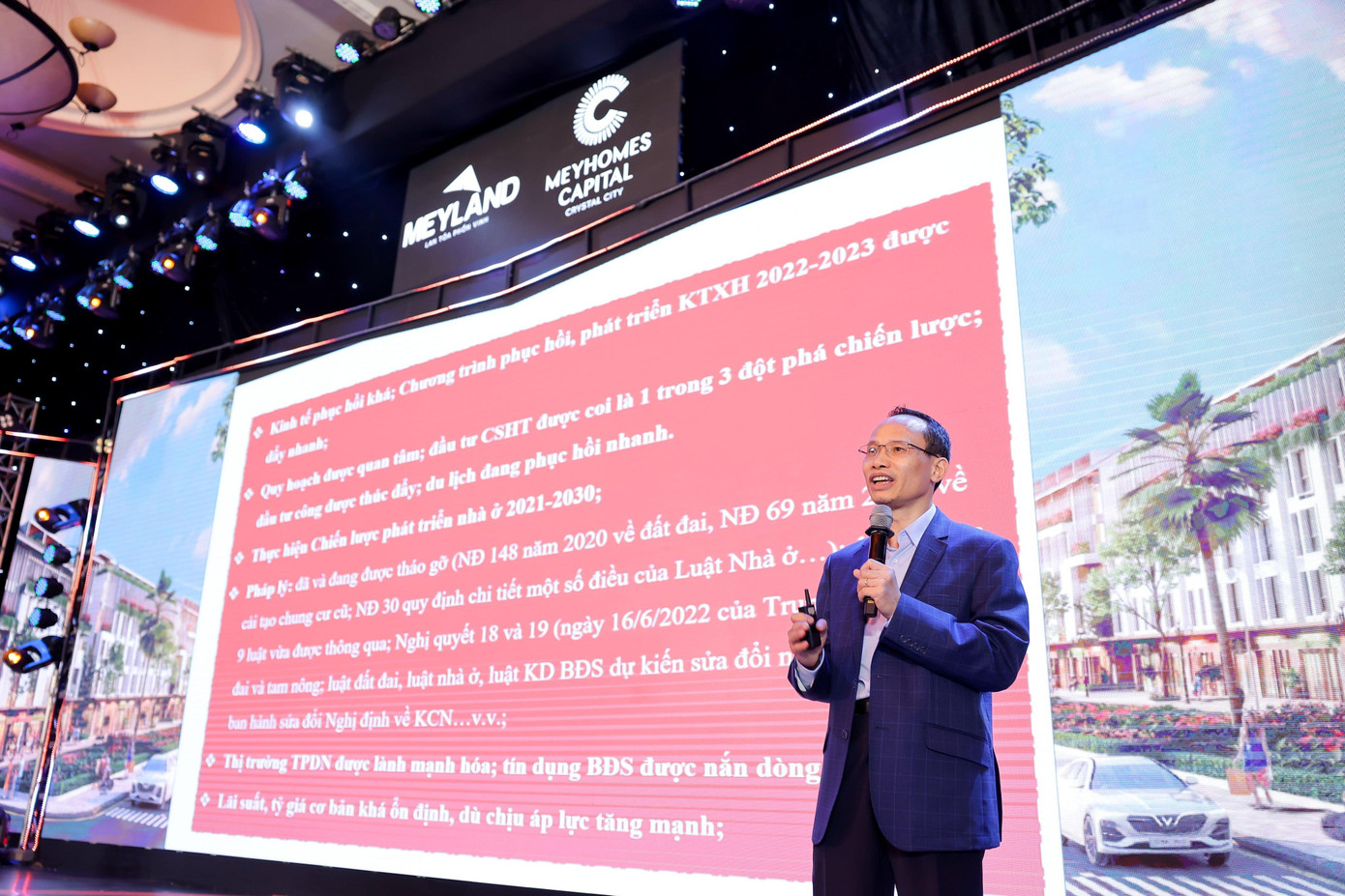 Chuyên gia kinh tế TS. Cấn Văn Lực trình bày tham luận tại sự kiện