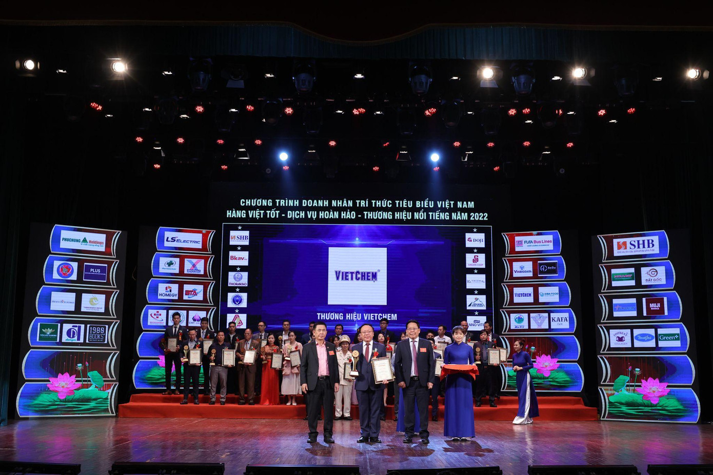 Ông Nguyễn Đức Việt - Chủ tịch HĐQT VIETCHEM nhận chứng nhận và kỷ niệm chương cho danh hiệu “Thương hiệu nổi bật và uy tín Đất Việt 2022”.