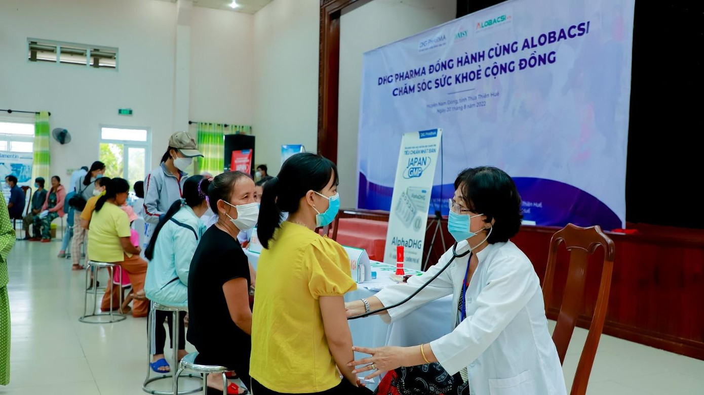 Đoàn thiện nguyện về với bà con nghèo ở Nam Đông có 11 bác sĩ và 2 dược sĩ, cùng sự hỗ trợ của y tế địa phương