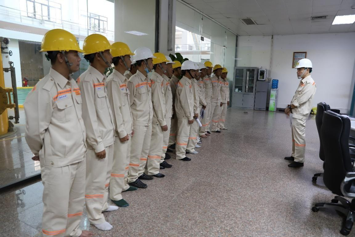 Ông Vũ Tiến Hưng - Phó Tổng giám đốc Công ty cổ phần Đầu tư và phát triển điện Sê San 3A triển khai diễn tập