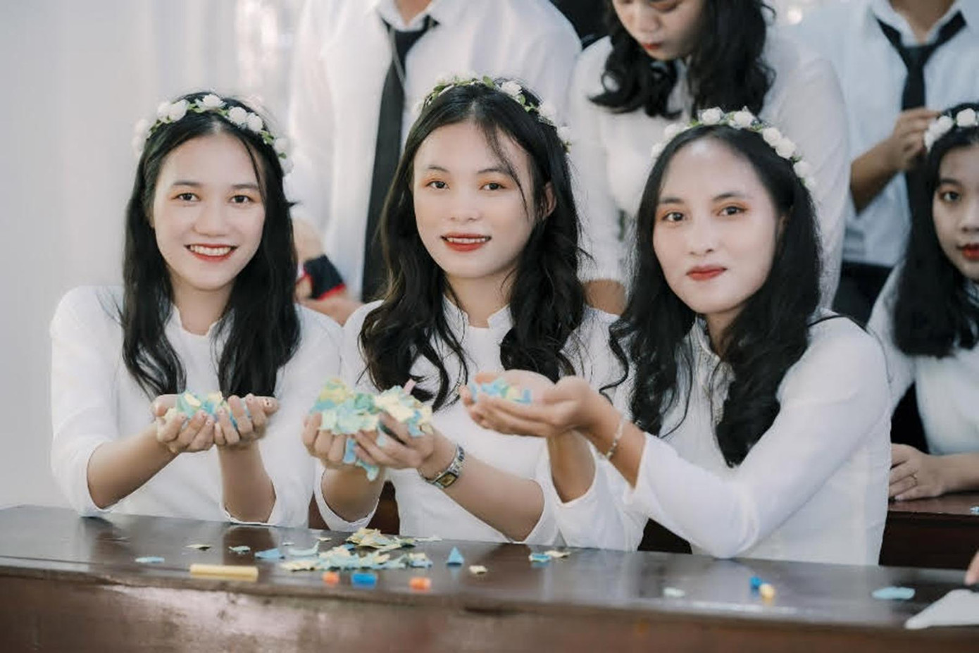 Hoài Nhi (ở giữa) bên những người bạn cùng lớp Hoài Nhi (ở giữa) bên những người bạn cùng lớp