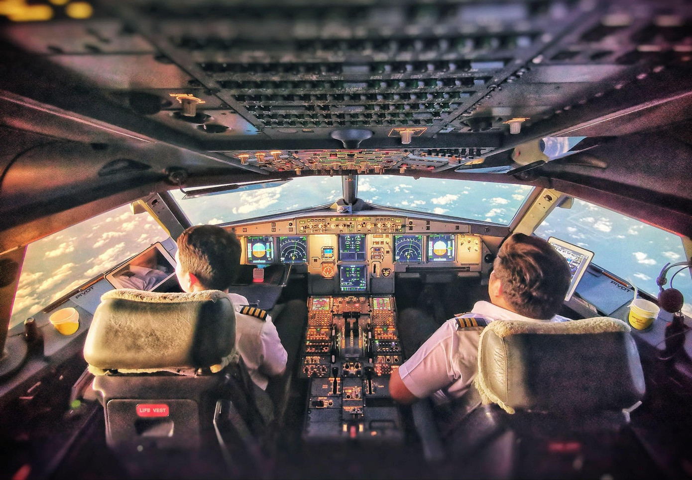 Phi công đang trở thành công việc hấp dẫn với nhiều bạn trẻ nhờ thu nhập cao, có thể học nghề tại Việt Nam (ảnh: M.H)