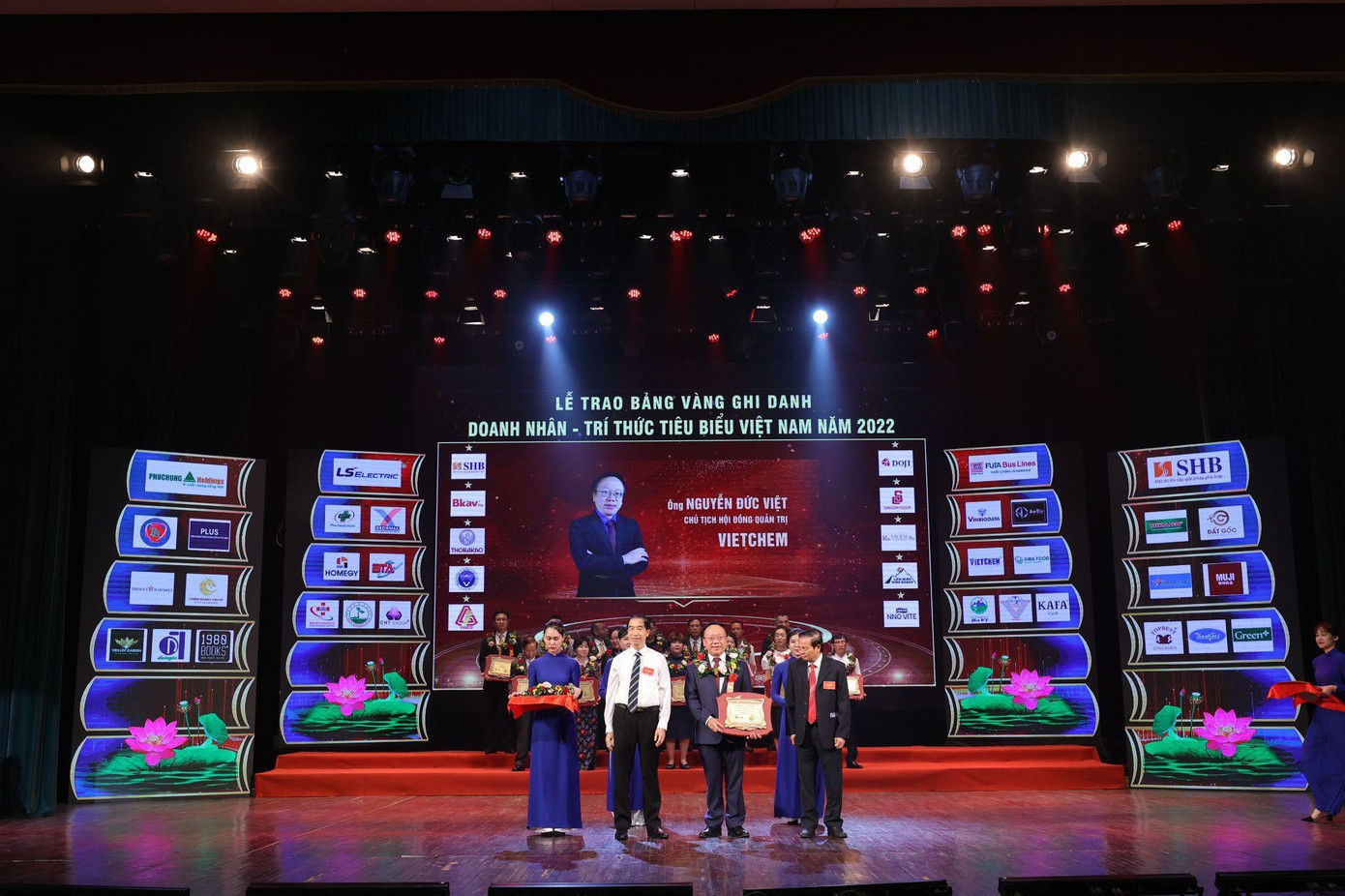 Giải thưởng “Doanh nhân vàng Đất Việt” năm 2022 là một trong những sự ghi nhận thành tích xuất sắc của Chủ tịch HĐQT VIETCHEM - ông Nguyễn Đức Việt trong phong trào thi đua sản xuất kinh doanh.