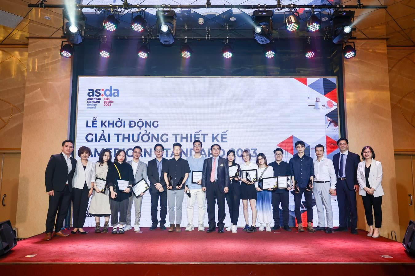 Hình ảnh sinh viên đạt giải ASDA chụp hình lưu niệm cùng Ban Giám khảo, Đơn vị tổ chức LIXIL.
