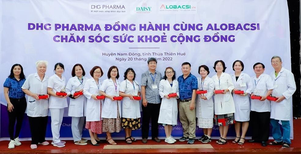 Đại diện DHG và AloBacsi trao kỷ niệm chương cảm ơn các BS đã tình nguyện khám chữa bệnh miễn phí cho người dân