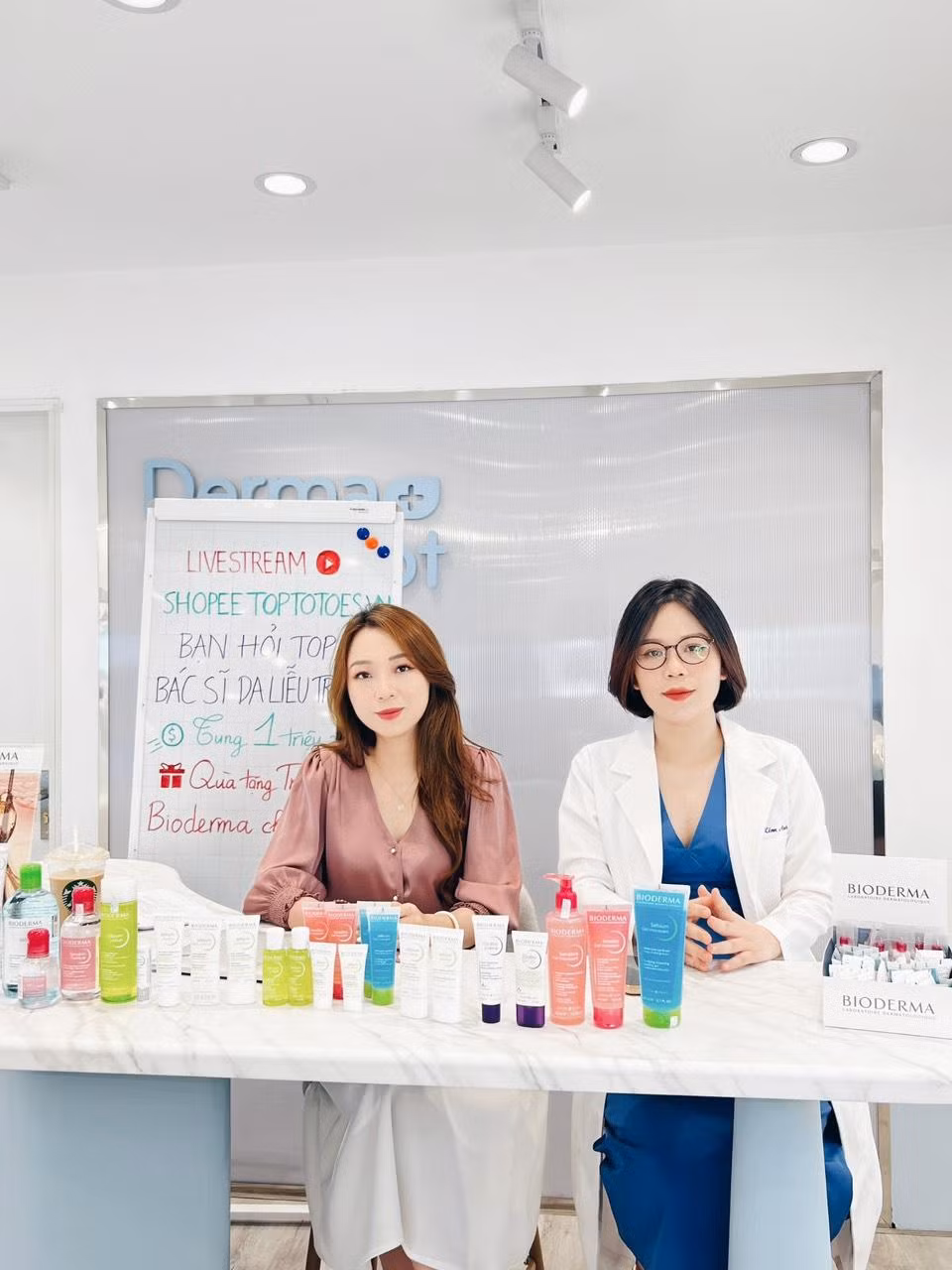Một buổi livestream trên fanpage làm đẹp cùng bác sĩ da liễu với hàng nghìn người xem Một buổi livestream trên fanpage làm đẹp cùng bác sĩ da liễu với hàng nghìn người xem