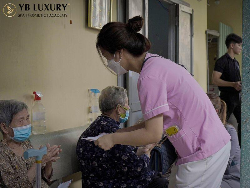 Hình ảnh thăm hỏi các cụ già của nhân viên YB Spa tại Mái Ấm Thiên Ân Hình ảnh thăm hỏi các cụ già của nhân viên YB Spa tại Mái Ấm Thiên Ân