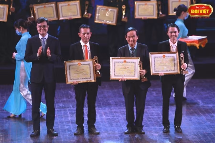Tảo xoắn Đại Việt vinh dự có mặt trong Sách Vàng Việt Nam 2021