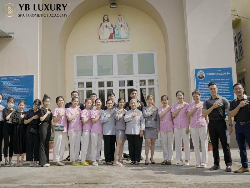 Tập thể tham gia thiện nguyện của YB Spa và nhân viên mái ấm Tập thể tham gia thiện nguyện của YB Spa và nhân viên mái ấm