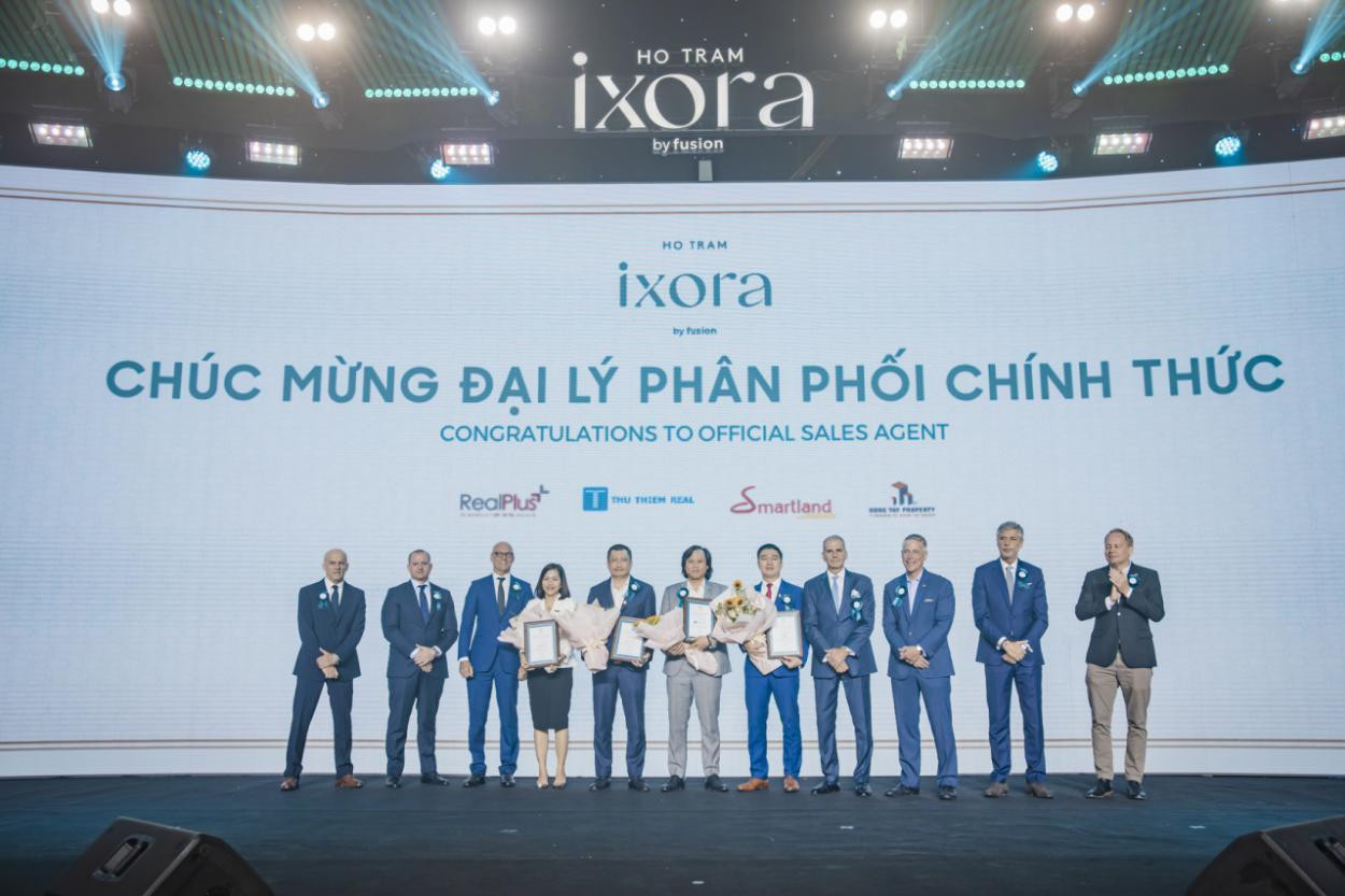 Đội ngũ các chuyên gia quốc tế của Ixora Ho Tram by Fusion tại lễ ký kết hợp tác chiến lược với các đại lý phân phối chính thức Đội ngũ các chuyên gia quốc tế của Ixora Ho Tram by Fusion tại lễ ký kết hợp tác chiến lược với các đại lý phân phối chính thức