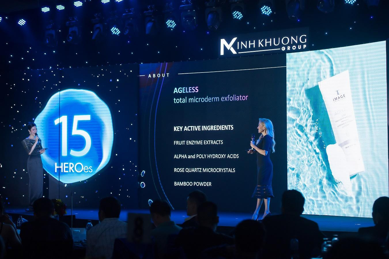 Bà Kimberly Abbruzze James - Giám đốc đào tạo toàn cầu thương hiệu IMAGE Skincare (bên phải) giới thiệu về dòng sản phẩm IMAGE MD &amp; CLEAR CELL.