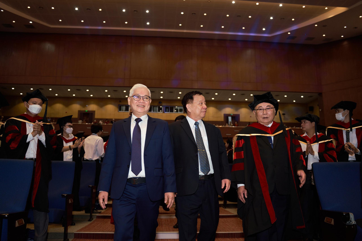 Các Lãnh đạo tỉnh, Lãnh đạo Becamex IDC, Lãnh đạo trường ĐH QTMĐ đến chung vui cùng nhà trường và các tân cử nhân, tân kỹ sư Các Lãnh đạo tỉnh, Lãnh đạo Becamex IDC, Lãnh đạo trường ĐH QTMĐ đến chung vui cùng nhà trường và các tân cử nhân, tân kỹ sư