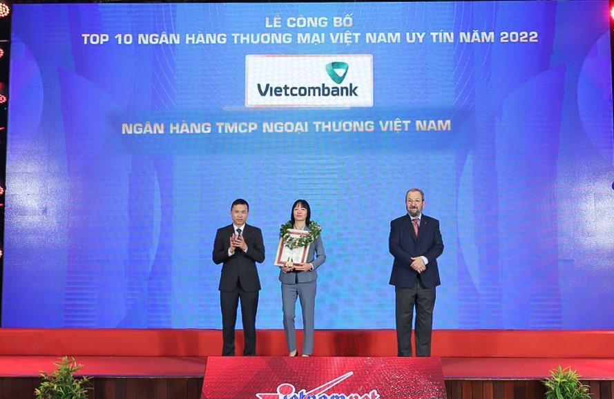 Bà Phan Thị Thanh Tâm, Phó trưởng VPĐD Vietcombank tại khu vực phía Nam, đại diện Vietcombank (đứng giữa ) nhận vinh danh Top 10 ngân hàng thương mại uy tín năm 2022 từ Ban tổ chức chương trình Bà Phan Thị Thanh Tâm, Phó trưởng VPĐD Vietcombank tại khu vực phía Nam, đại diện Vietcombank (đứng giữa ) nhận vinh danh Top 10 ngân hàng thương mại uy tín năm 2022 từ Ban tổ chức chương trình