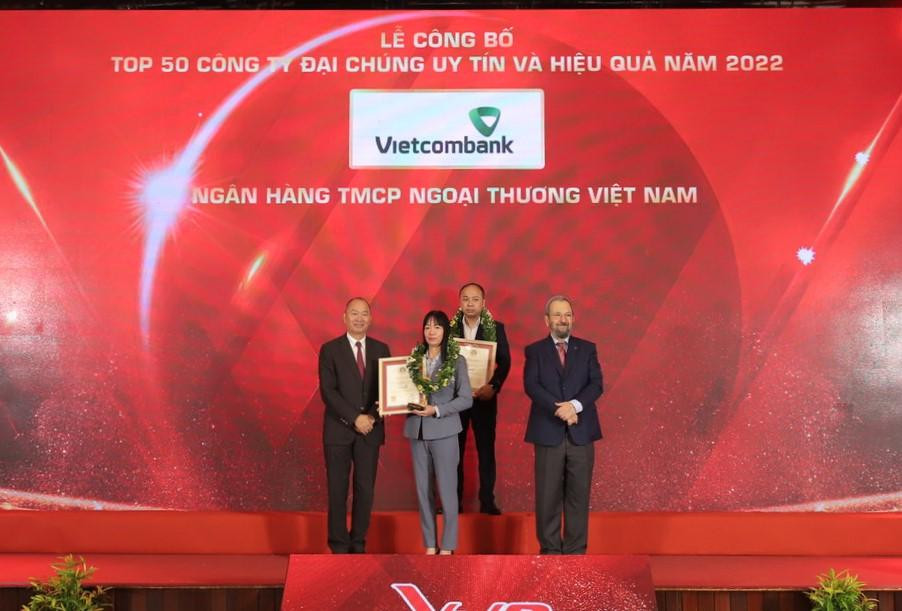 Bà Phan Thị Thanh Tâm, Phó trưởng VPĐD Vietcombank tại khu vực phía Nam, đại diện Vietcombank (đứng giữa hàng đầu) nhận vinh danh từ Ban tổ chức trong Lễ công bố Top 50 công ty đại chúng uy tín và hiệu quả năm 2022 Bà Phan Thị Thanh Tâm, Phó trưởng VPĐD Vietcombank tại khu vực phía Nam, đại diện Vietcombank (đứng giữa hàng đầu) nhận vinh danh từ Ban tổ chức trong Lễ công bố Top 50 công ty đại chúng uy tín và hiệu quả năm 2022