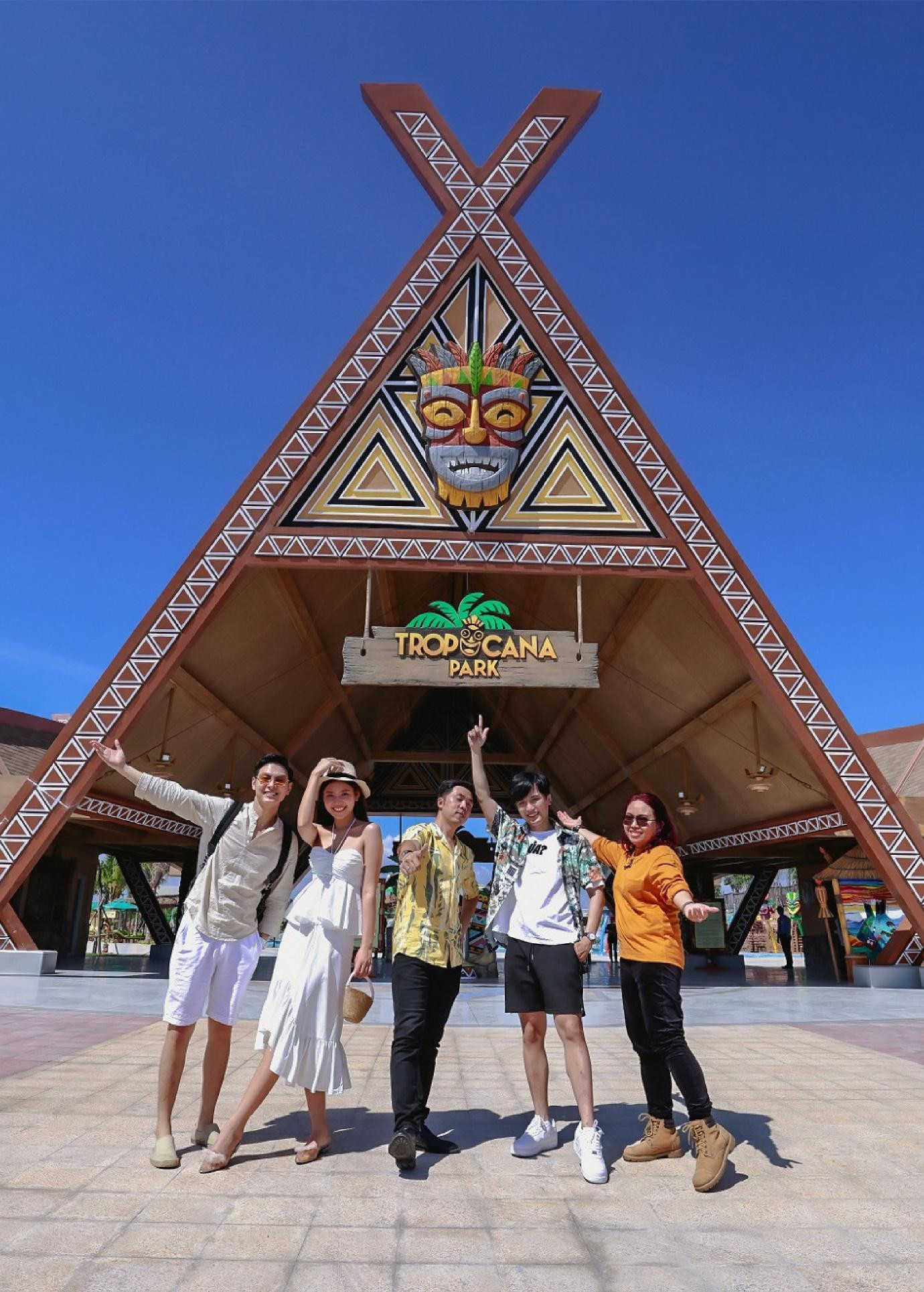 Du khách hào hứng chụp hình cùng bạn bè tại công viên Tropicana Park