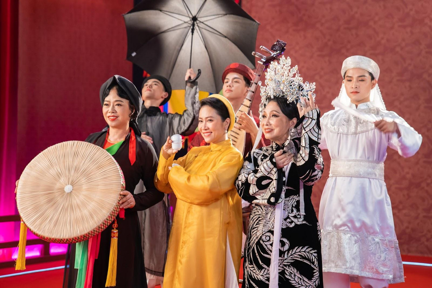 3 nghệ sĩ còn còn trực tiếp trao đổi với đội ngũ sản xuất để truyền tải đúng tinh thần và ý tưởng phần trình diễn