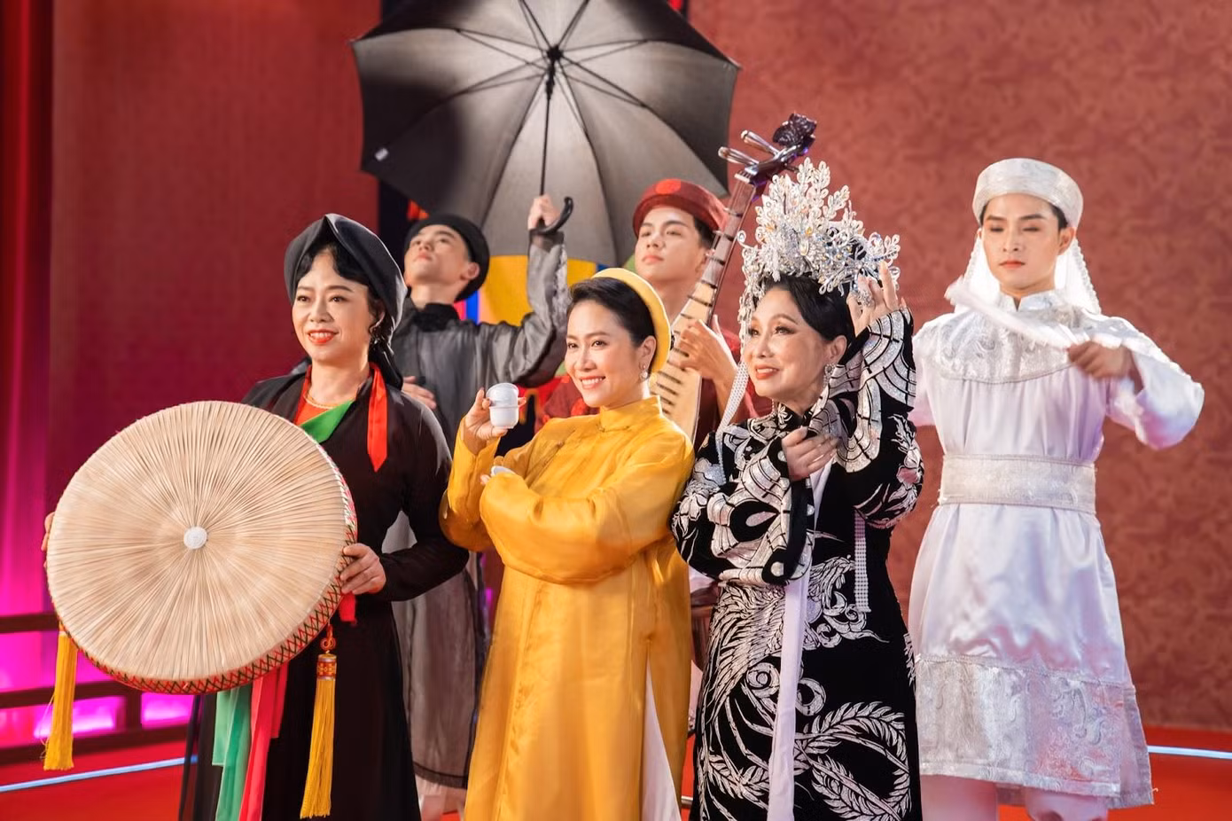 3 nghệ sĩ còn còn trực tiếp trao đổi với đội ngũ sản xuất để truyền tải đúng tinh thần và ý tưởng phần trình diễn