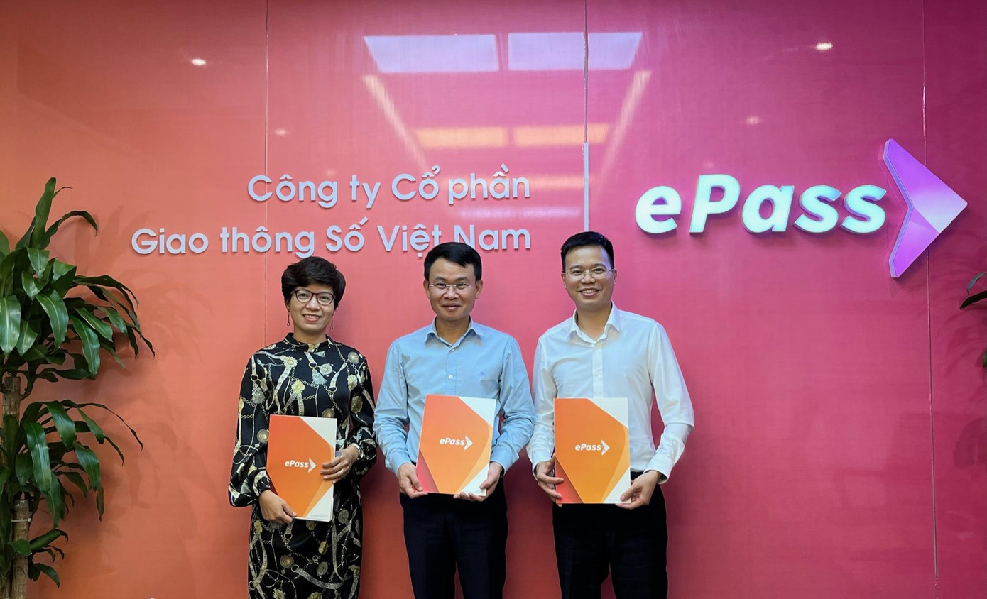 Bà Đinh Ngọc Niềm (Tổng Giám đốc và là nhà sáng lập Global Care) tại buổi lễ ký kết cùng với đại diện ePass