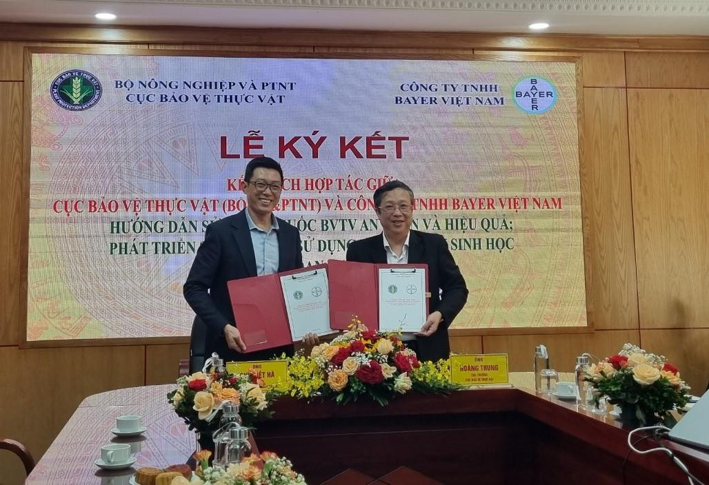 Ông Hoàng Trung, Cục trưởng Cục bảo vệ thực vật (phải) và ông Chu Việt Hà, Giám đốc Nhánh Khoa học cây trồng Bayer Việt Nam đã ký văn bản hợp tác