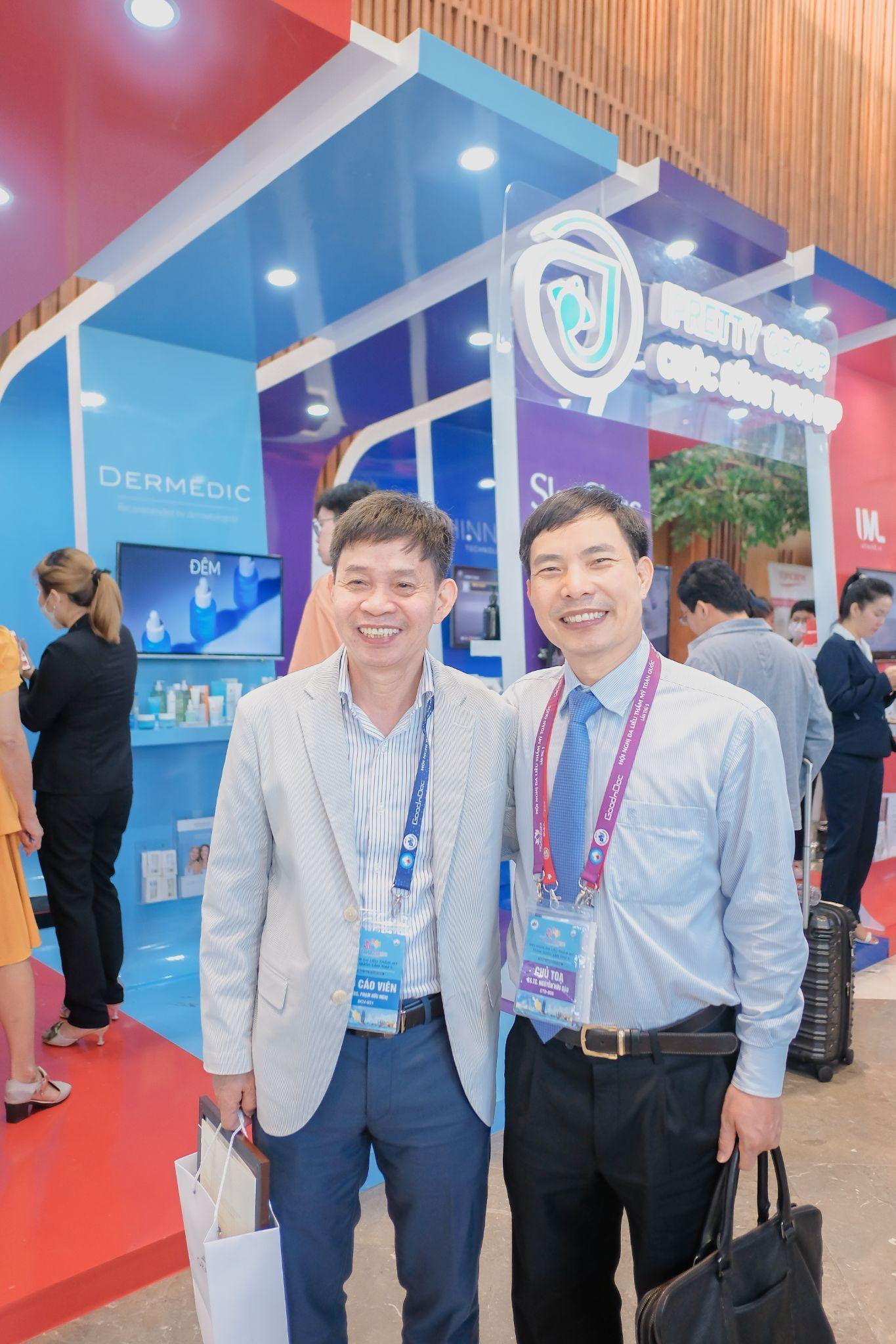 GS.TS.BS. Nguyễn Hữu Sáu và PGS.TS BS. Phạm Hữu Nghị ghé thăm gian hàng Ipretty Group và Dermedic