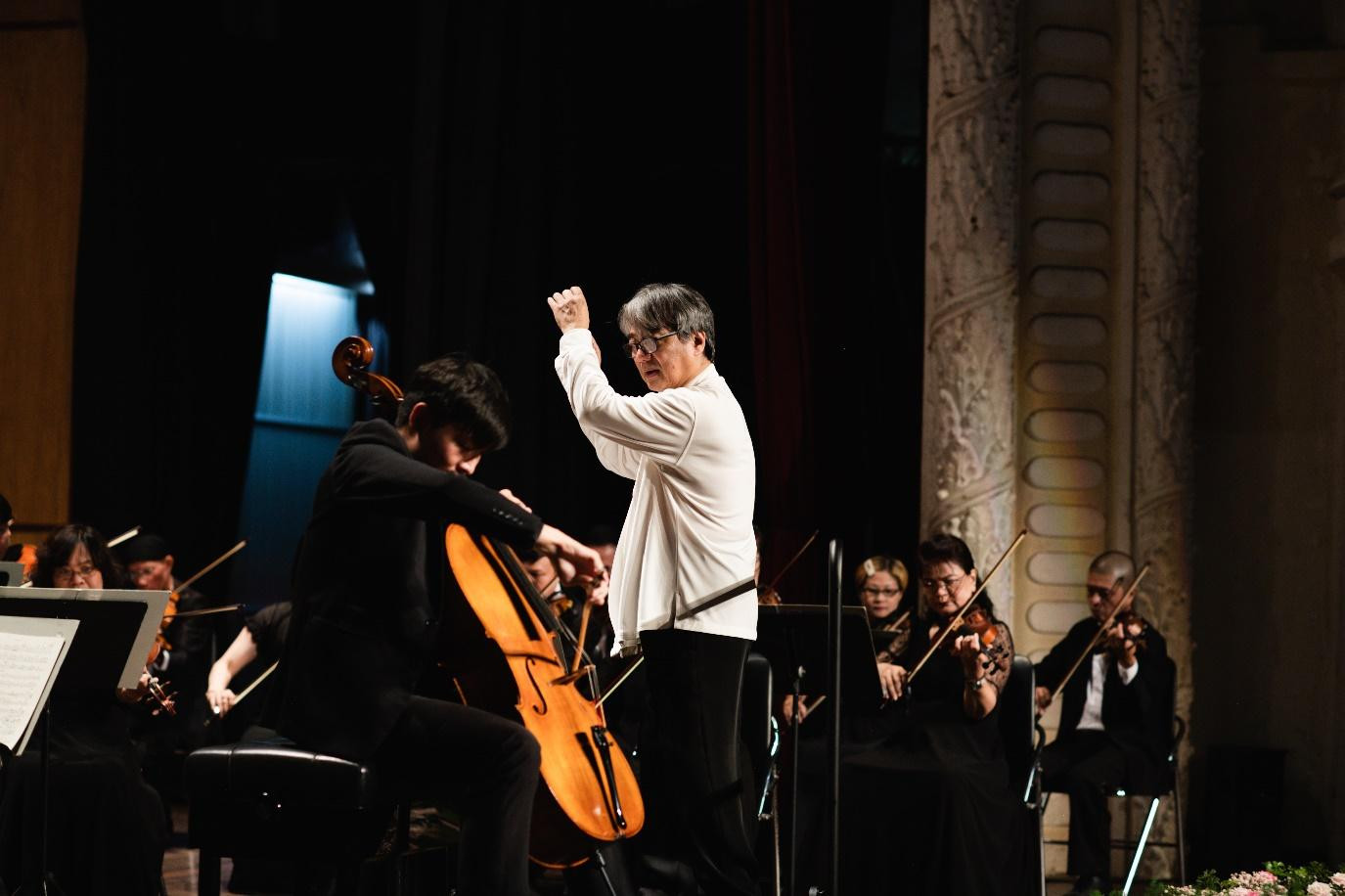 Nhạc trưởng Honna Tetsuji, nghệ sĩ cello Phan Đỗ Phúc và Dàn nhạc Giao hưởng Việt Nam thăng hoa tại Hòa nhạc Toyota 2022.