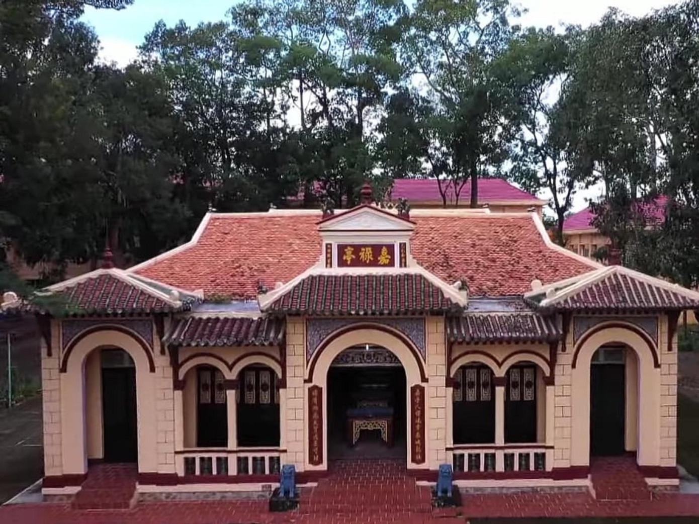 Đình Gia Lộc có mặt bằng cấu trúc hình chữ nhật rộng 545.60m2, với 36 cột gỗ, từ 30-40cm, tròn vo và bóng lộng cùng với 36 cột áp tường 30 x 30cm, chống đỡ toàn bộ vì kèo, xiên, trích… tạo thế vững chắc cho đình, cùng với các đồ tế tự là những công trình chạm khắc có tính nghệ thuật cao.