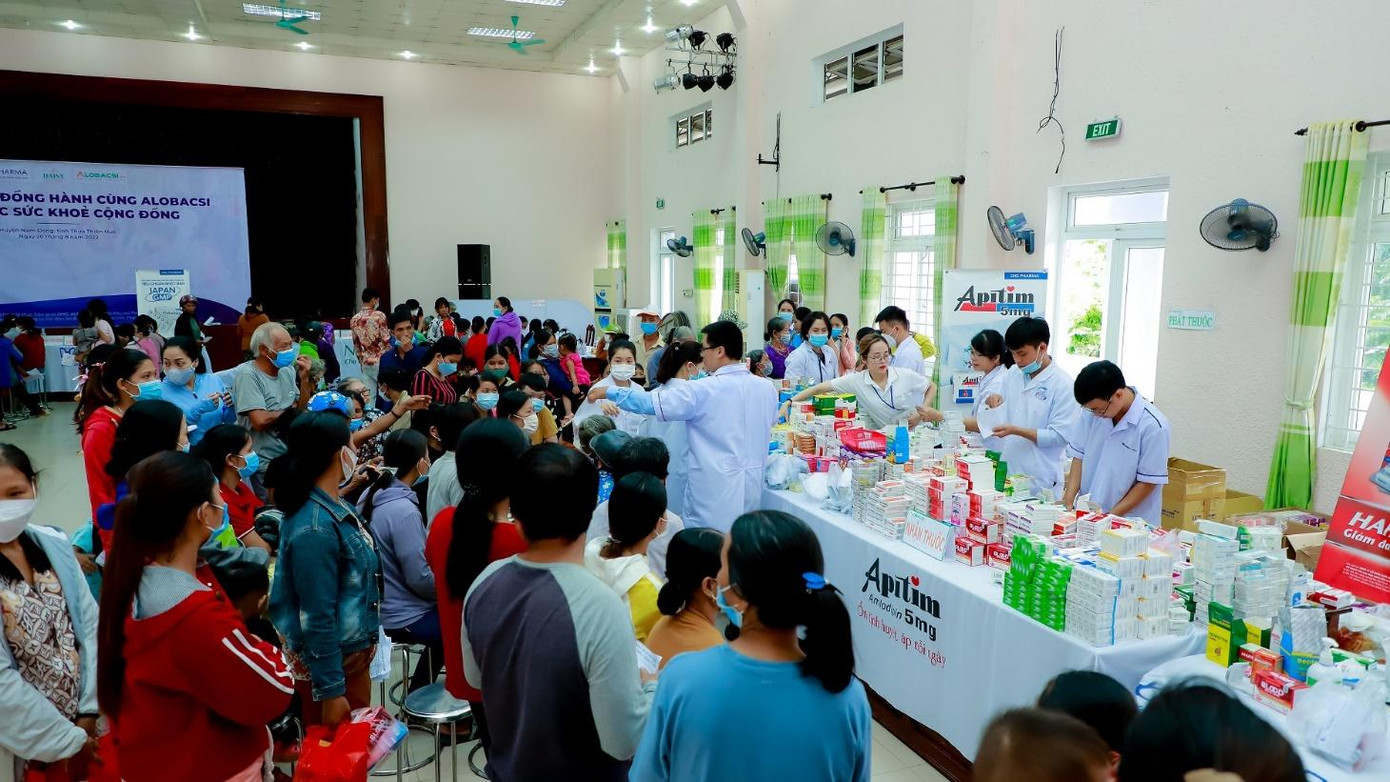 Các dược sĩ soạn thuốc, phát thuốc không ngơi tay mới đáp ứng kịp cho hơn 1.000 bà con đến khám trong ngày 20/8