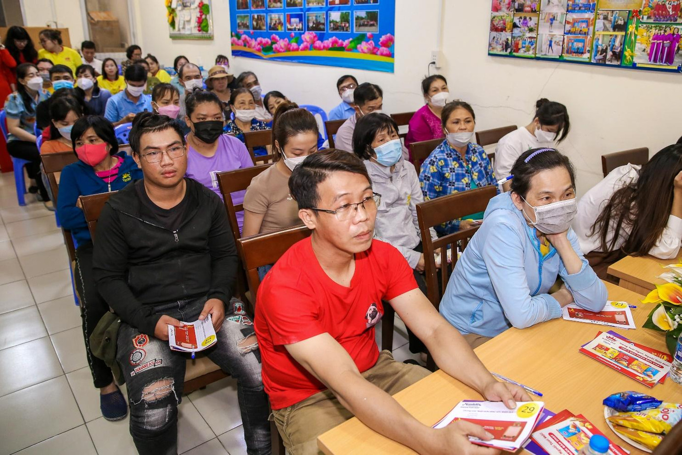 Gần 100 thương nhân đang kinh doanh tại chợ Bến Thành và Bình Tây tham gia buổi tập huấn