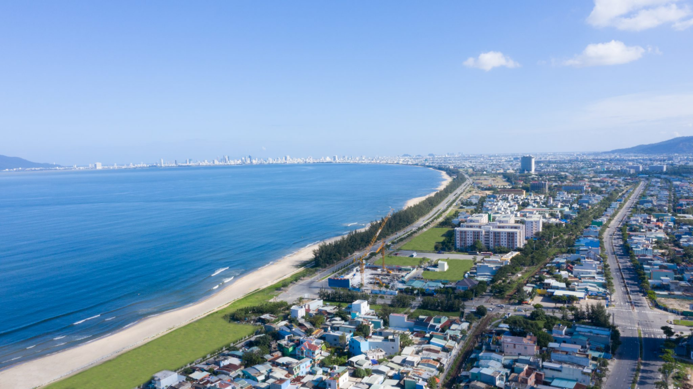 Đường Nguyễn Tất Thành chạy dọc vịnh Đà Nẵng (hướng nhìn về trung tâm thành phố)