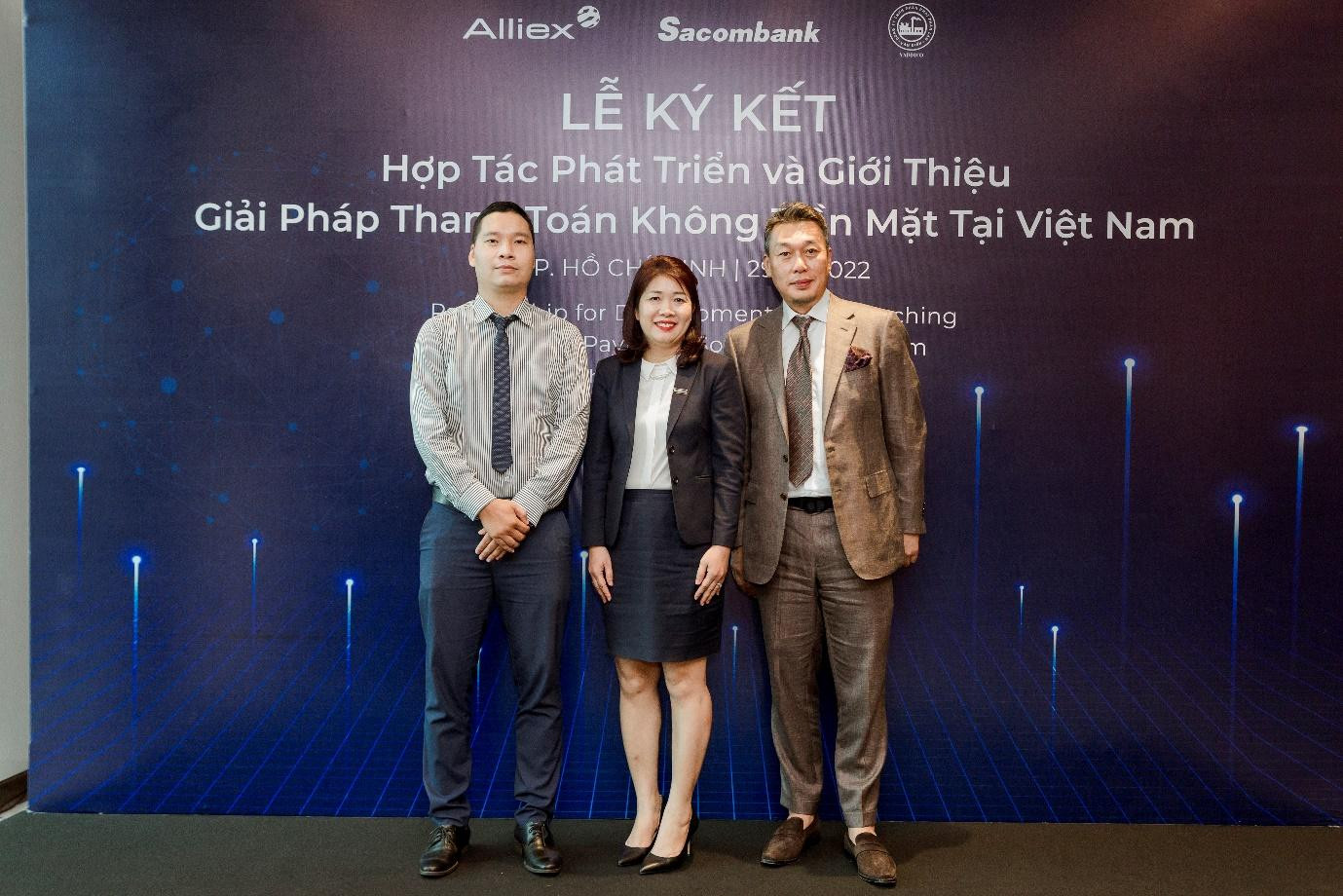 Ông Park Byounggun – Tổng Giám đốc Alliex (bên phải) cùng Nguyễn Ngọc Thành – Phó Giám đốc Công ty TNHH Phân phối Phân lân Văn Điển và bà Hồ Thị Minh Tuyết – Phó Giám đốc Trung tâm Thẻ Sacombank tại Lễ ký kết Ông Park Byounggun – Tổng Giám đốc Alliex (bên phải) cùng Nguyễn Ngọc Thành – Phó Giám đốc Công ty TNHH Phân phối Phân lân Văn Điển và bà Hồ Thị Minh Tuyết – Phó Giám đốc Trung tâm Thẻ Sacombank tại Lễ ký kết