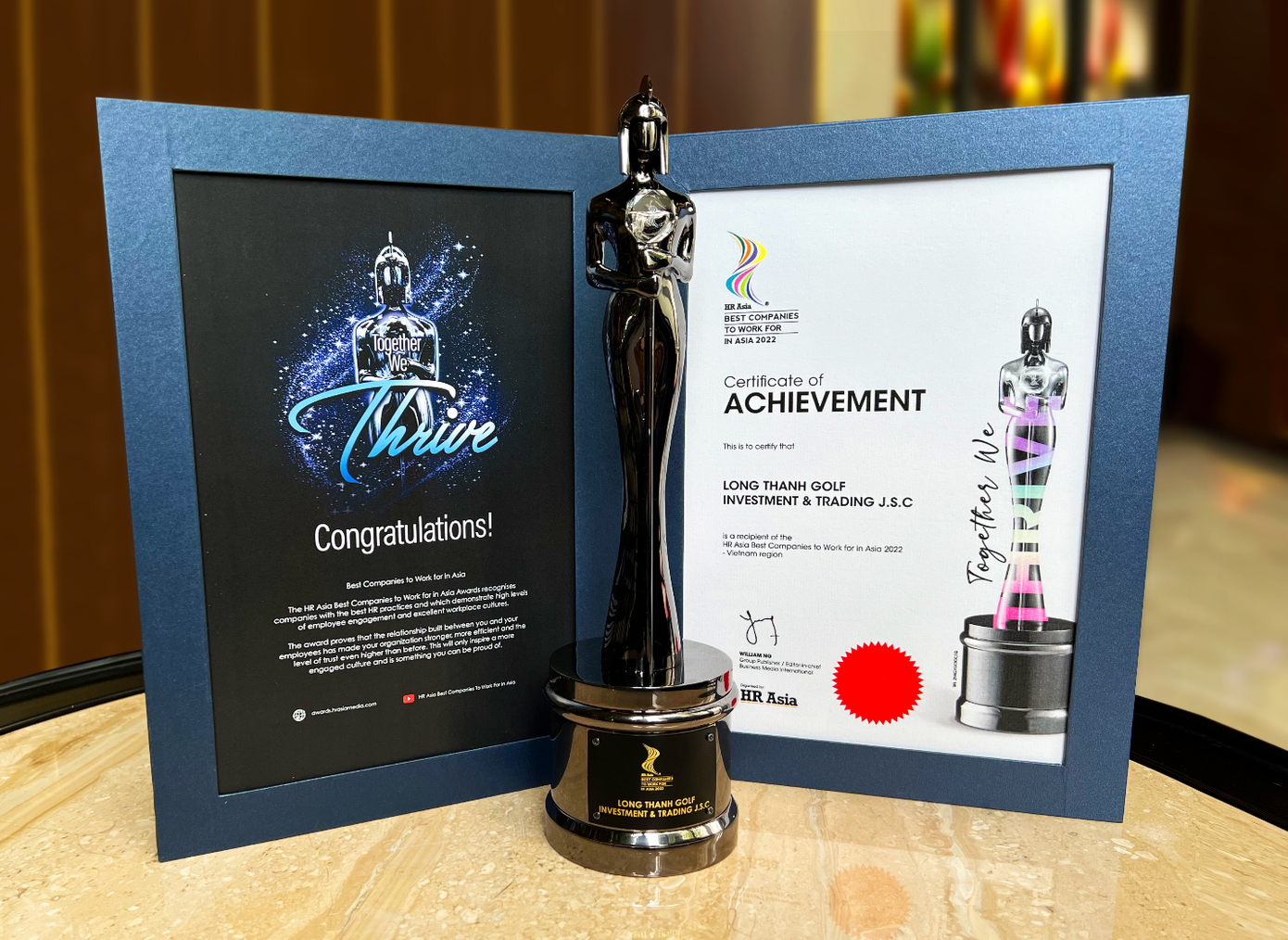 Chứng nhận và kỉ niệm chương Doanh nghiệp có môi trường làm việc tốt nhất tại Châu Á năm 2022 dành cho Golf Long Thành.