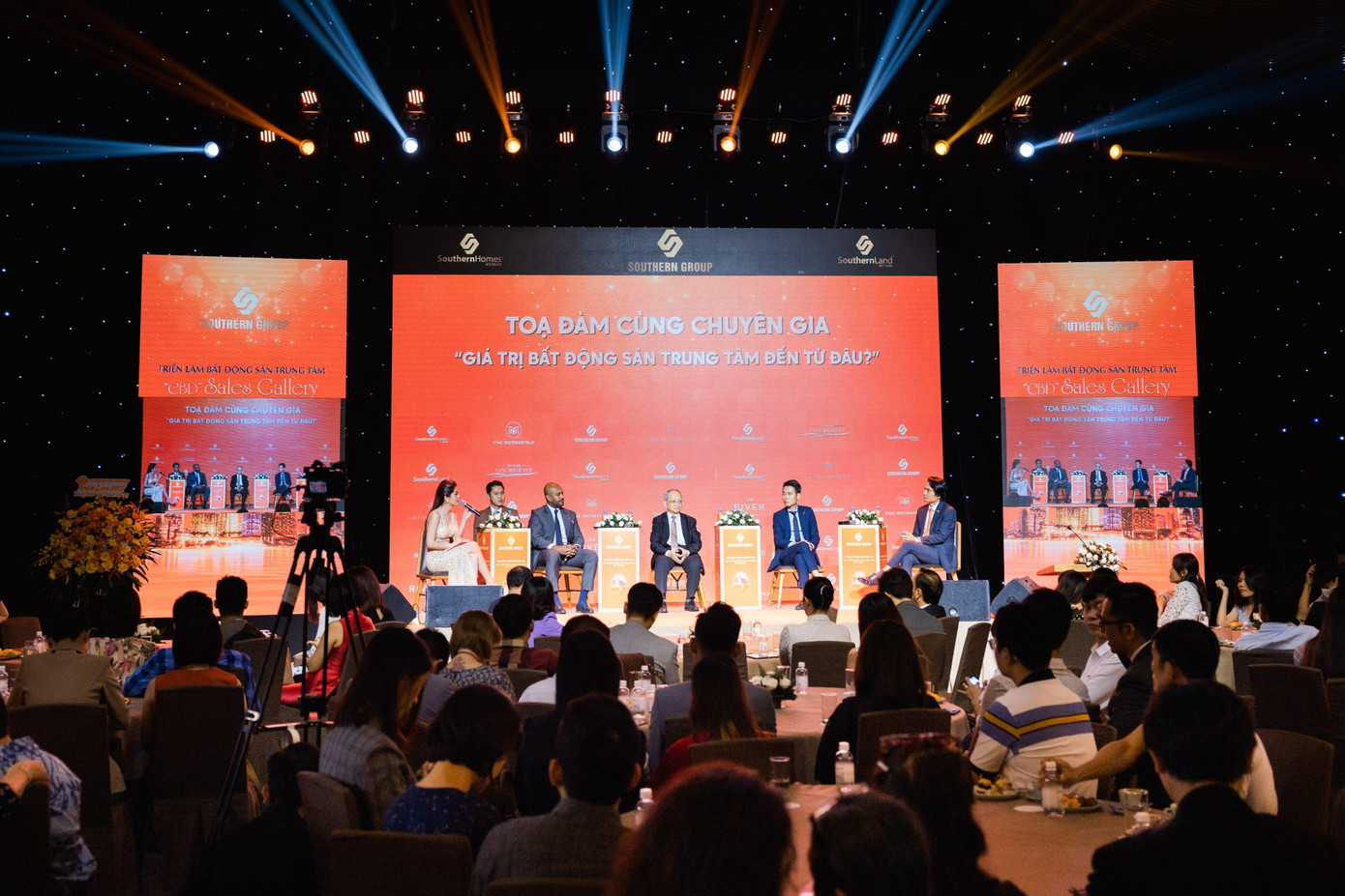 Toàn cảnh Tọa đàm “Giá trị bất động sản trung tâm đến từ đâu?”.