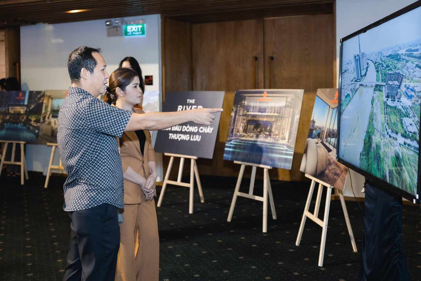 Khách hàng tìm hiểu thông tin các dự án “bất động sản trung tâm” tại TPHCM.