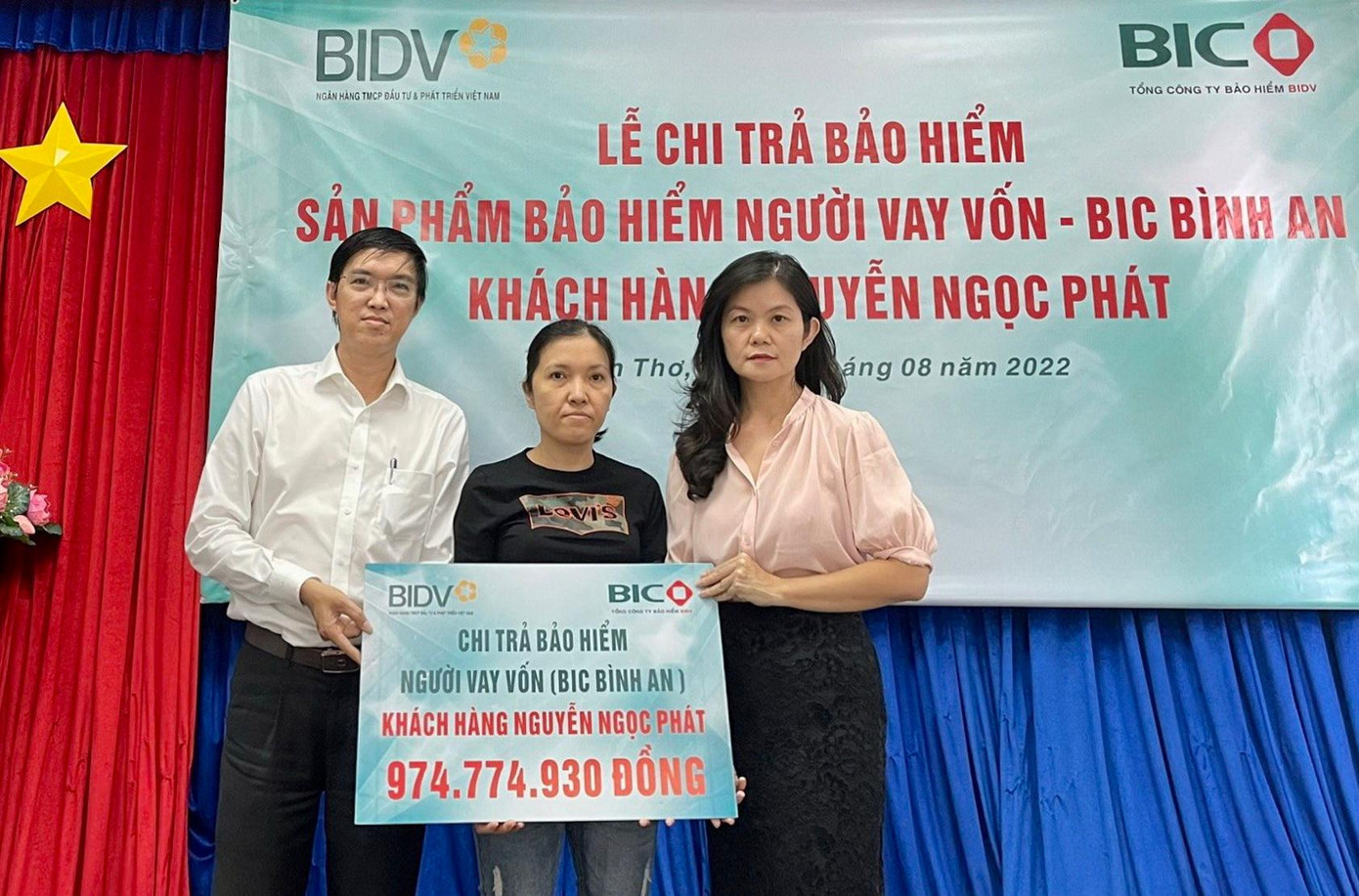 Đại diện BIC trao tiền bảo hiểm cho gia đình khách hàng