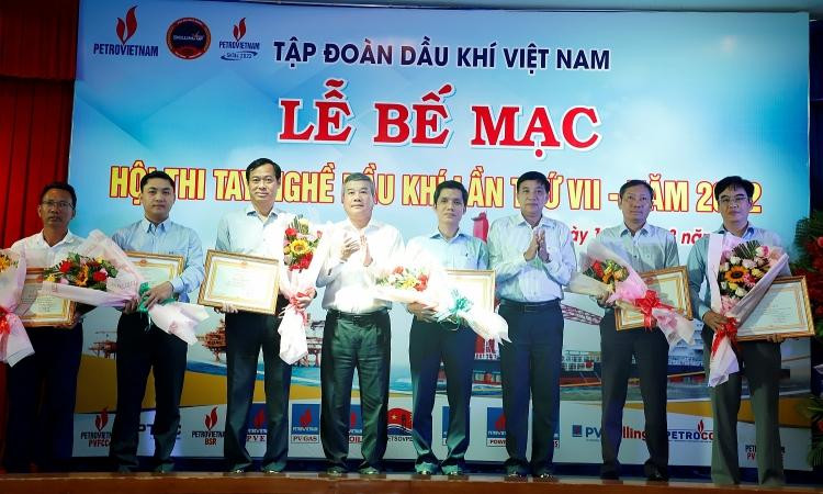 Lãnh đạo Tập đoàn Dầu khí Việt Nam và lãnh đạo tỉnh BR-VT trao giải toàn đoàn cho các đơn vị tại Hội thi tay nghề Dầu khí lần VII Lãnh đạo Tập đoàn Dầu khí Việt Nam và lãnh đạo tỉnh BR-VT trao giải toàn đoàn cho các đơn vị tại Hội thi tay nghề Dầu khí lần VII