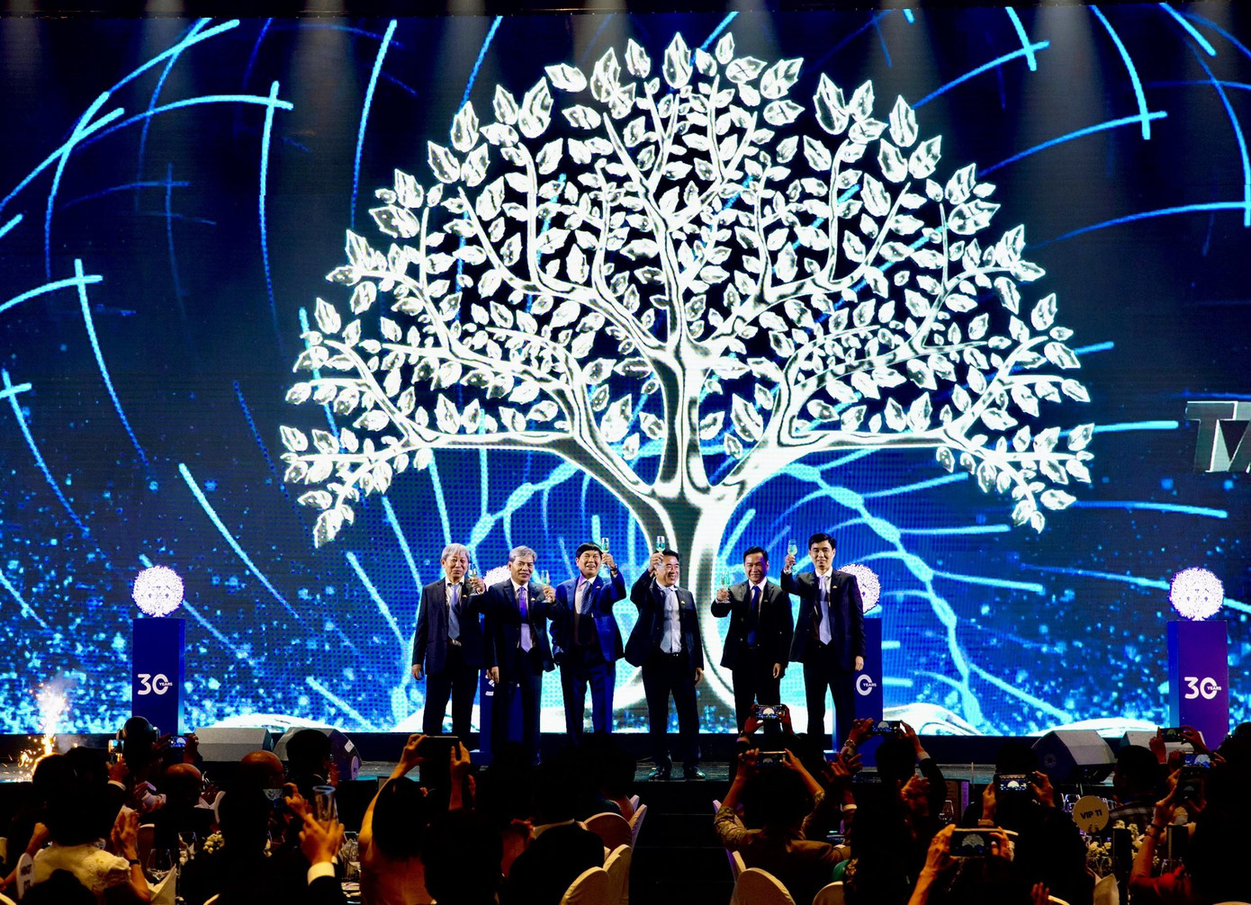 Các thành viên Hội đồng quản trị Tập đoàn Hòa Phát nâng ly chúc mừng kỉ niệm 30 năm thành lập