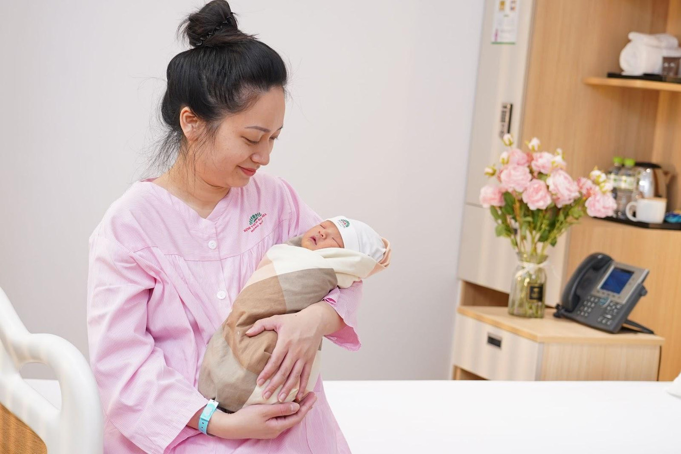 100% sản phụ được tư vấn, hỗ trợ nuôi con bằng sữa mẹ tại Bệnh viện Hồng Ngọc. 100% sản phụ được tư vấn, hỗ trợ nuôi con bằng sữa mẹ tại Bệnh viện Hồng Ngọc.