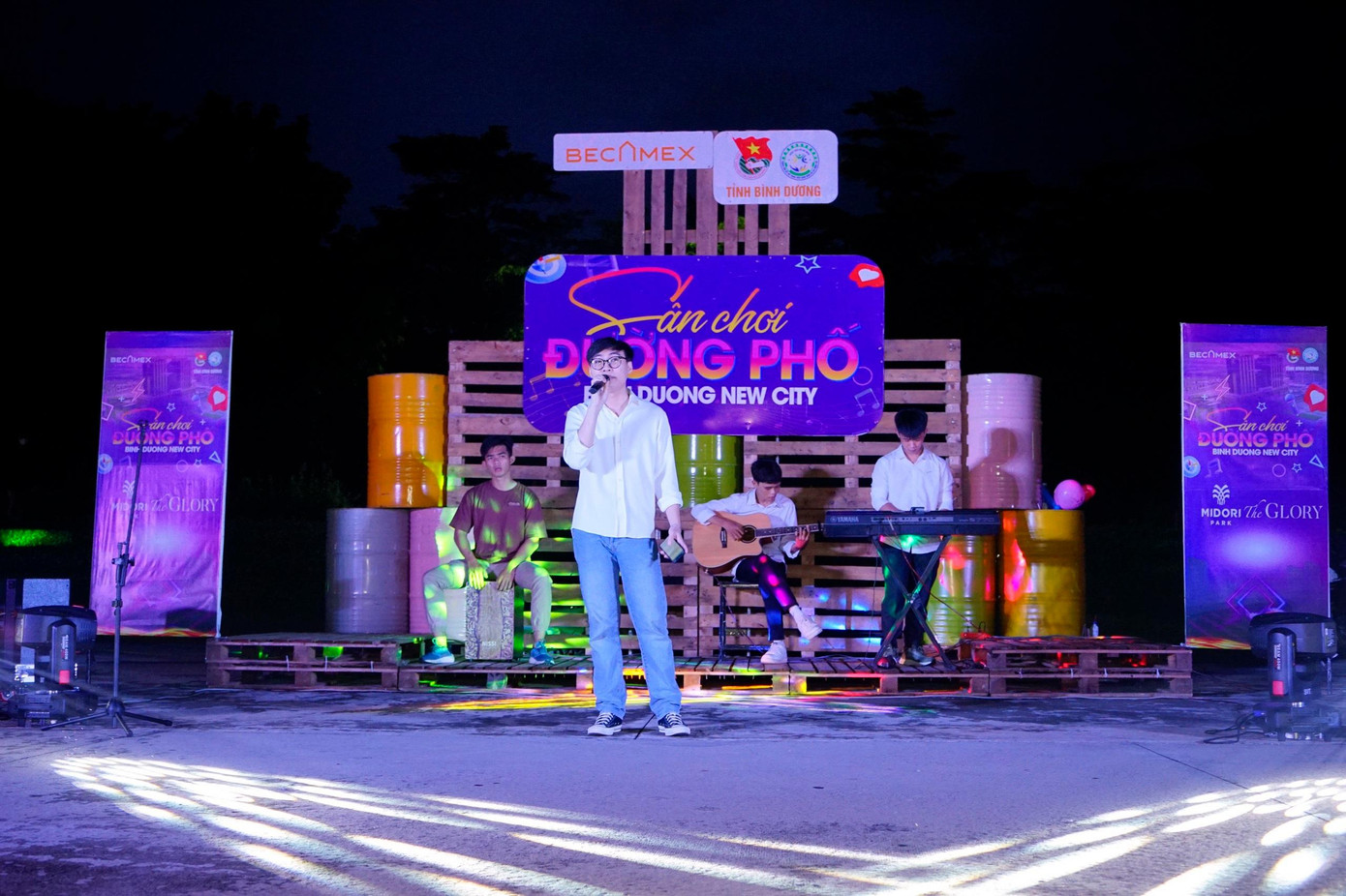 “Sân chơi đường phố" là cơ hội để giới trẻ Bình Dương thể hiện đam mê ca hát “Sân chơi đường phố" là cơ hội để giới trẻ Bình Dương thể hiện đam mê ca hát