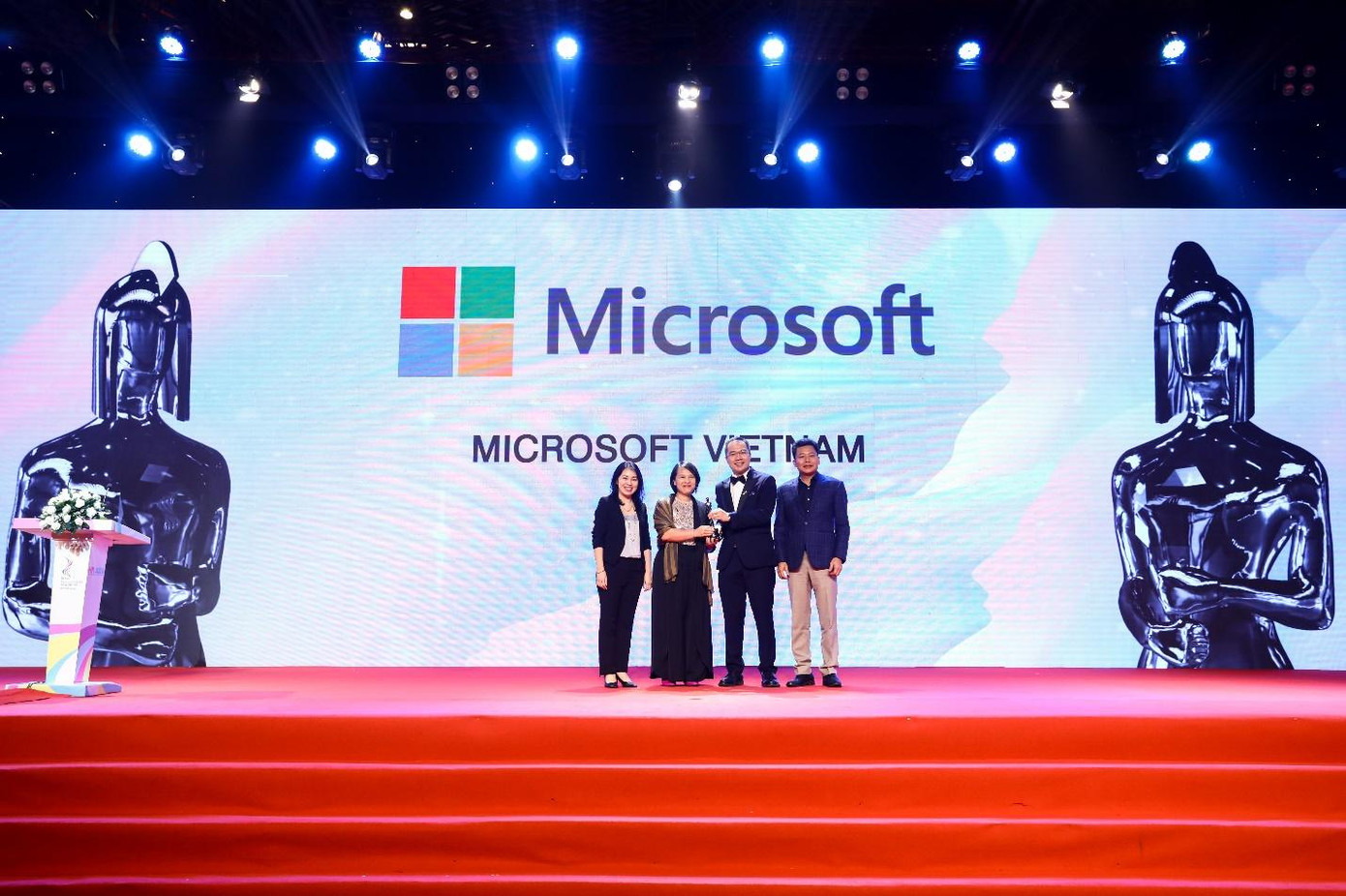 Đại diện Microsoft Việt Nam tại lễ trao giải