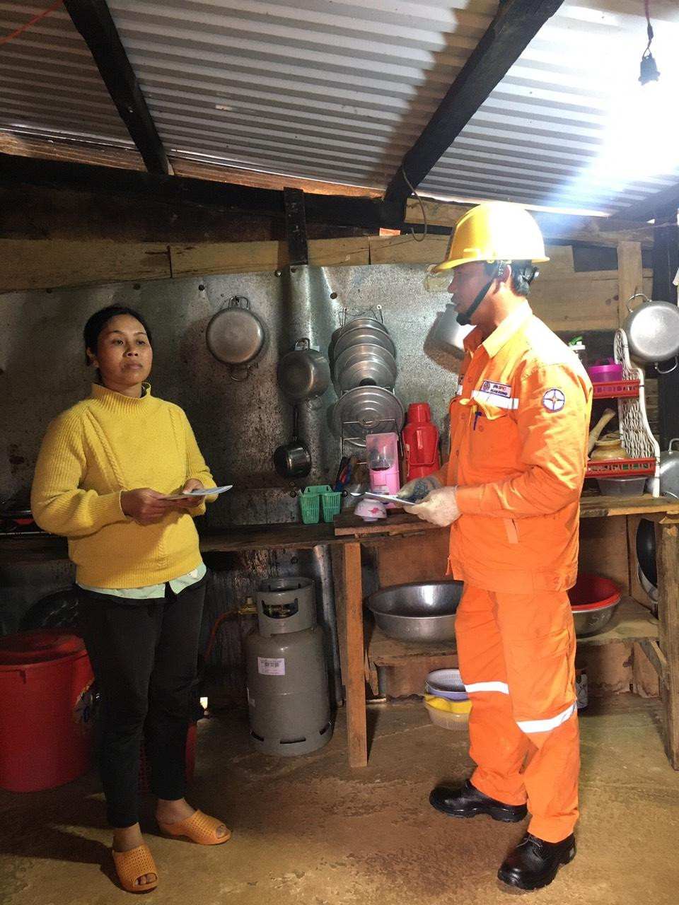 Tuyên truyền tiết kiệm điện cho các hộ đồng bào dân tộc