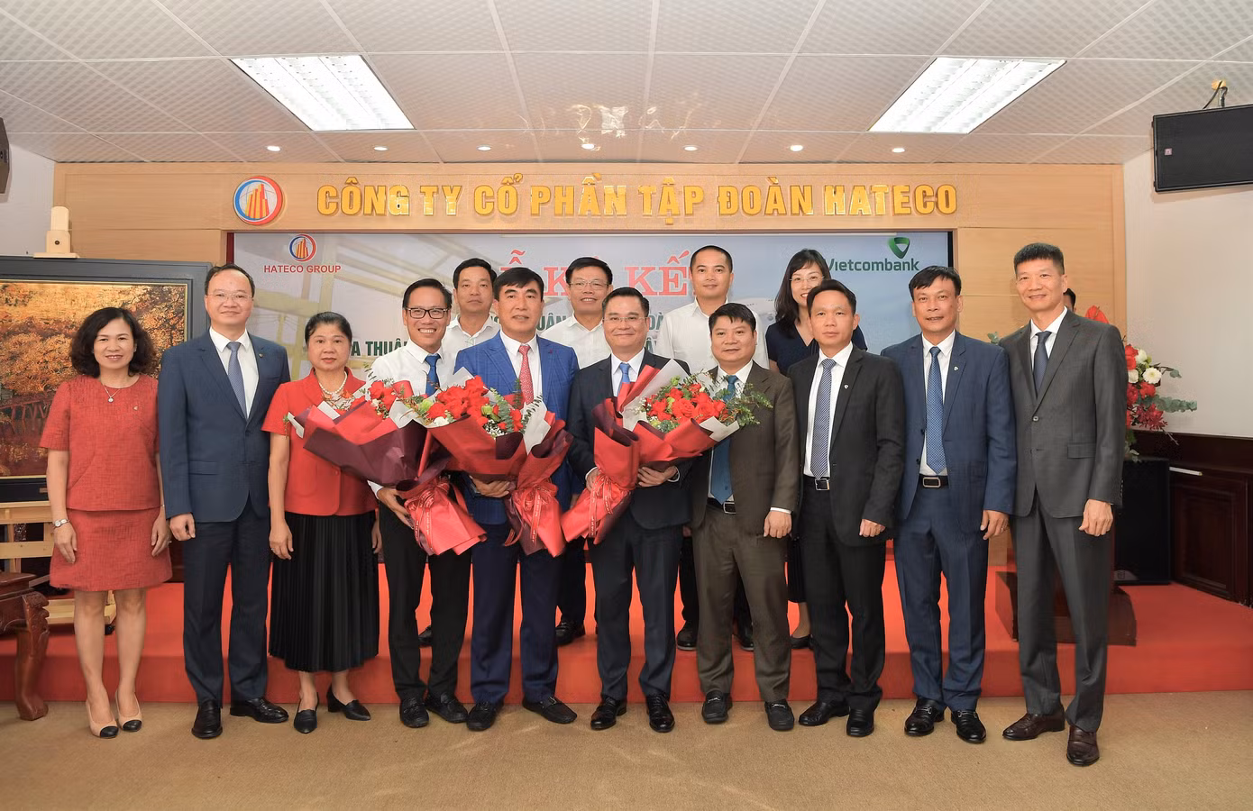 Lãnh đạo và đại biểu các bên chụp hình lưu niệm tại lễ ký kết Lãnh đạo và đại biểu các bên chụp hình lưu niệm tại lễ ký kết